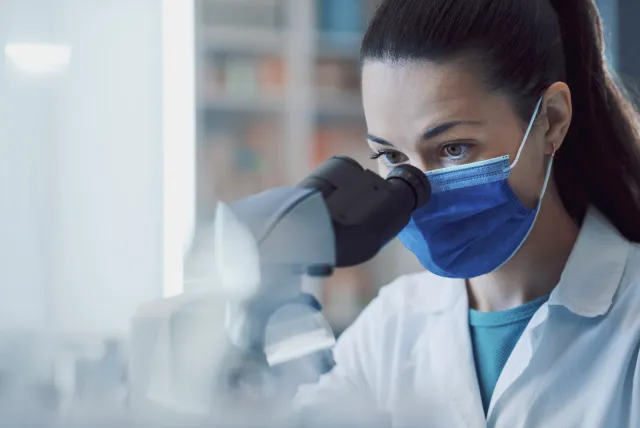 Profesional utilizando un microscopio